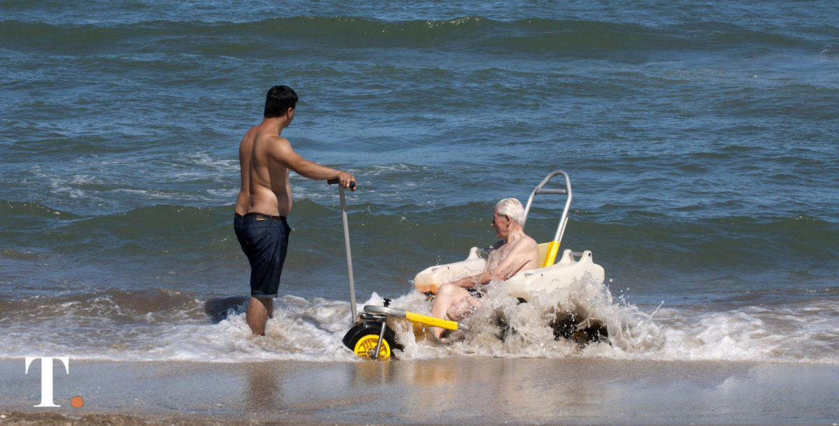 Incorporan un silla anfibia en una playa de Mar de Ajó
