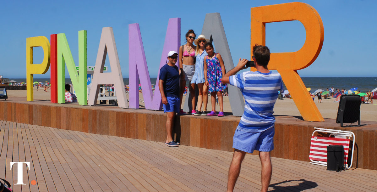 Abrió la convocatoria a artistas para intervenir las letras de Pinamar