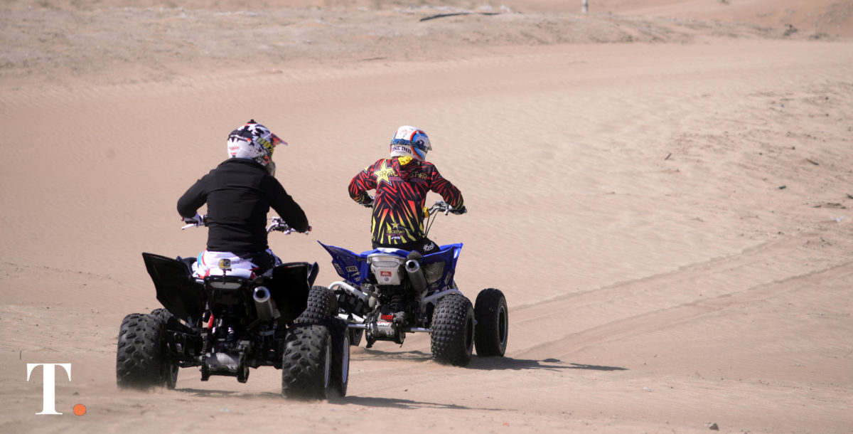 Cuatriciclo contra moto: el video de una carrera en los médanos de Villa Gesell