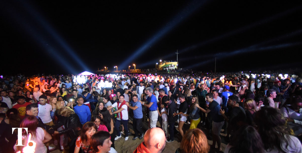 Luces, música y a bailar: así arrancó la gente el año nuevo en Villa Gesell
