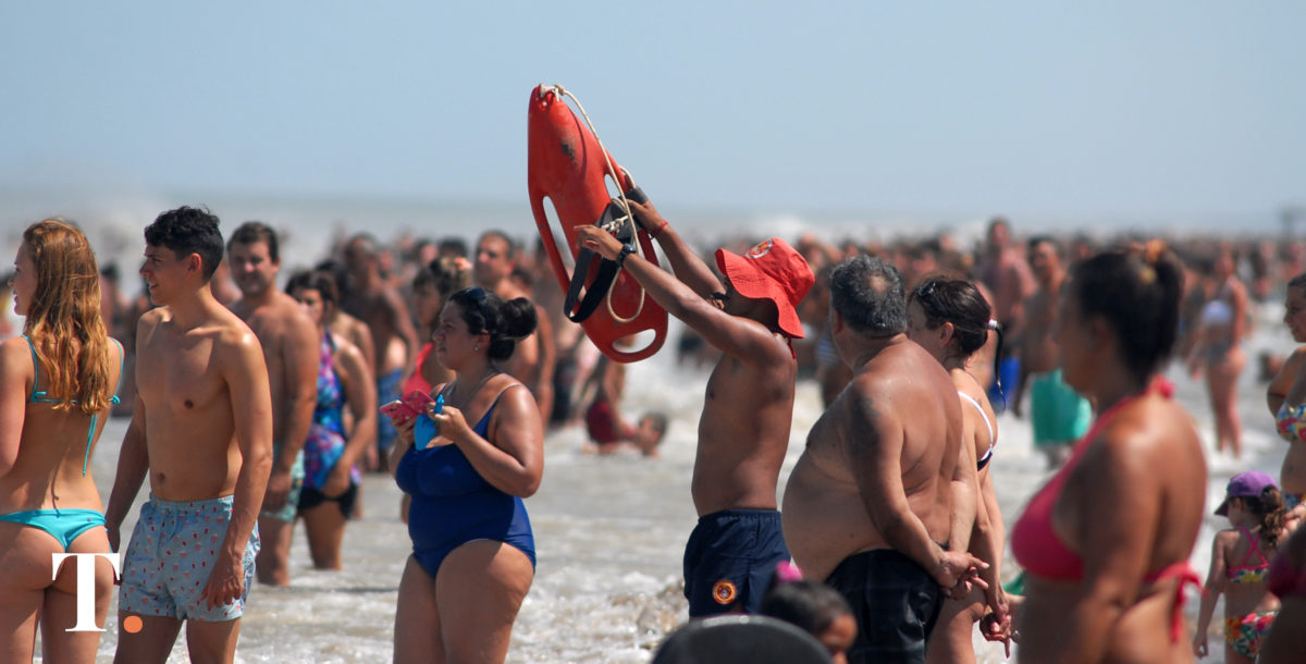Dramático rescate de guardavidas a siete bañistas en el mar de Villa Gesell