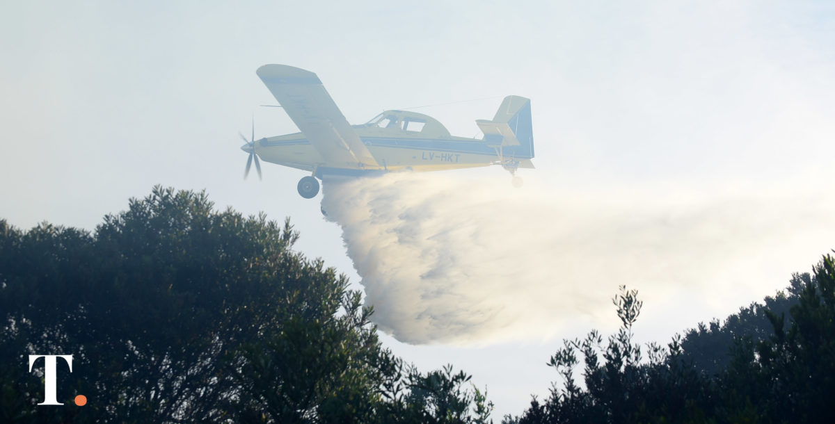 Incendios: Villa Gesell recibió un avión hidrante y un camión de refuerzo