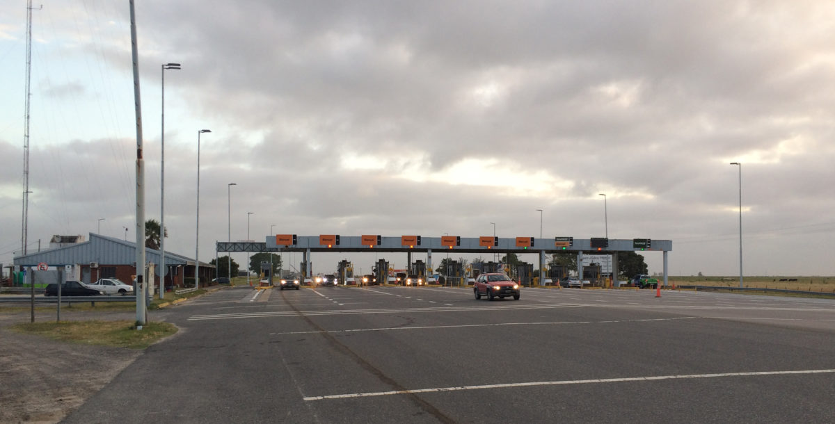Ante la congestión vehícular, liberan los pases del peaje La Huella en ruta 11