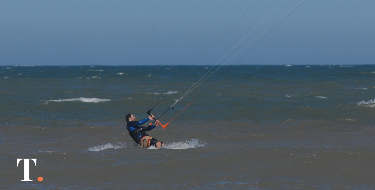 Registró en video el brutal ataque de un pitbull mientras practicaba kitesurf