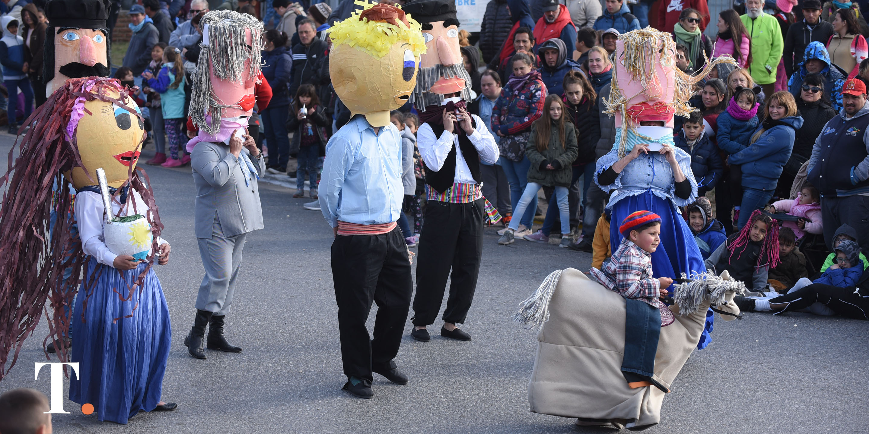 Las fotos de los cabezudos, una tradición medieval que Villa Gesell