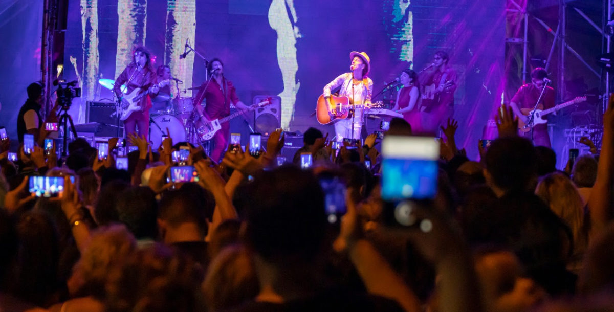 Coti le puso música al Día de los Enamorados en una noche mágica en Lucila del Mar