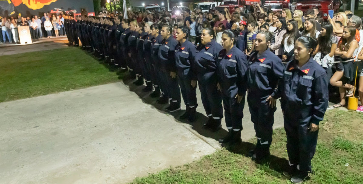 Bomberos de Santa Teresita celebraron sus 50 años con la jura de la brigada femenina