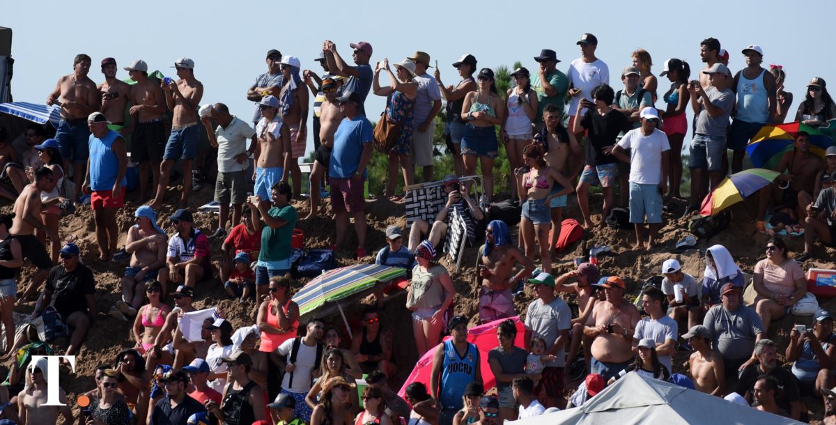 Tensión y maniobras peligrosas ante una multitud: impactante video en Villa Gesell
