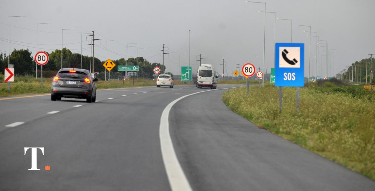 Miles de vehículos circulan por rutas 2 y 11 en el inicio del fin de semana largo