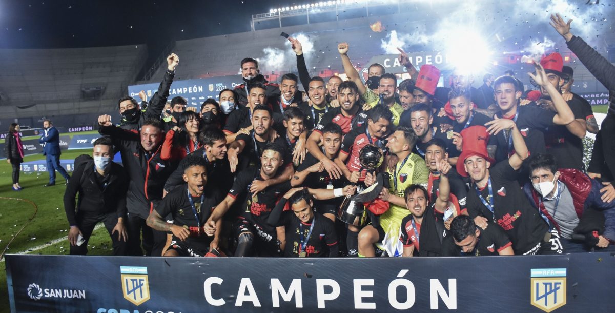 Colón venció a Racing y consiguió el primer título de su historia