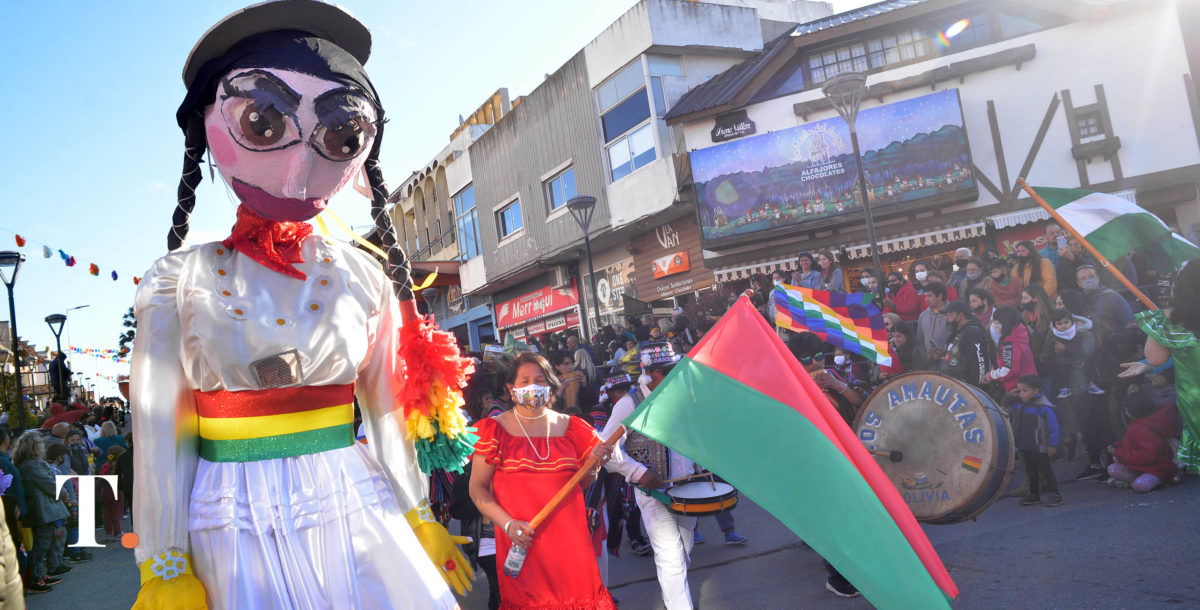 Colores y mucho baile en el desfile de la colectividad boliviana
