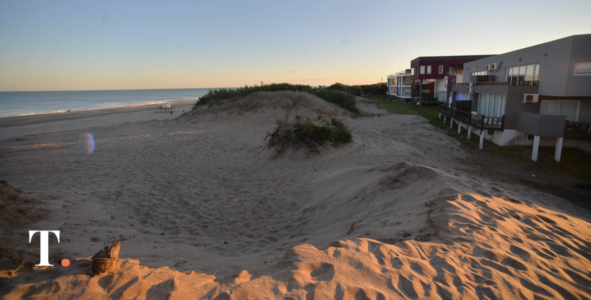 Aplanaron una duna en una playa de Mar Azul y serán sancionados
