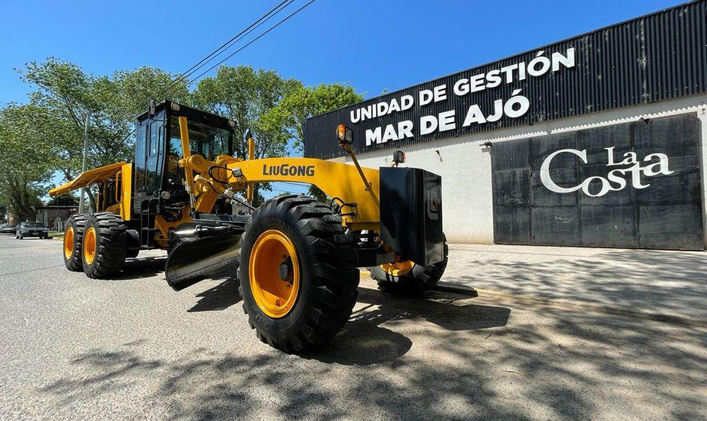 Mantenimiento de calles de arena: suman nuevas motoniveladoras en La Costa