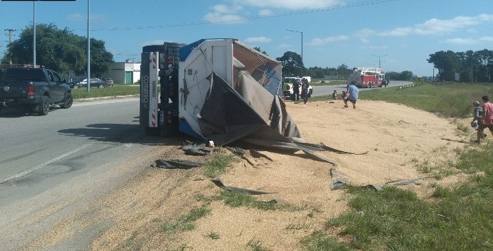 Volcó un camión que transportaba cereales en ruta 11