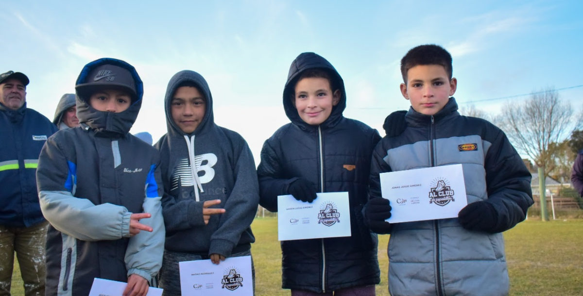 Más jóvenes de los clubes de La Costa reciben ayuda para comprar zapatillas