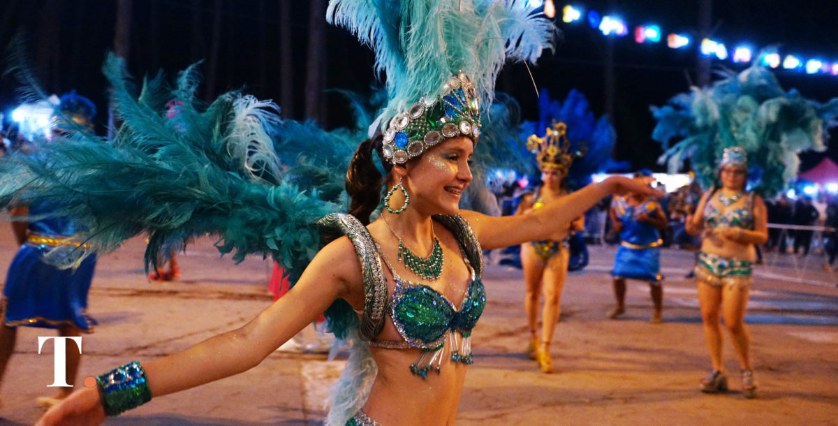 Valeria del Mar celebra los carnavales en la playa con comparsas y Los Charros