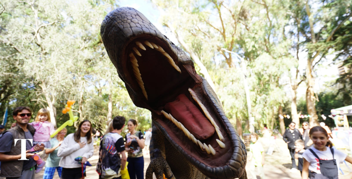 Un dinosaurio en Villa Gesell: cómo funciona, de dónde es y quién está adentro