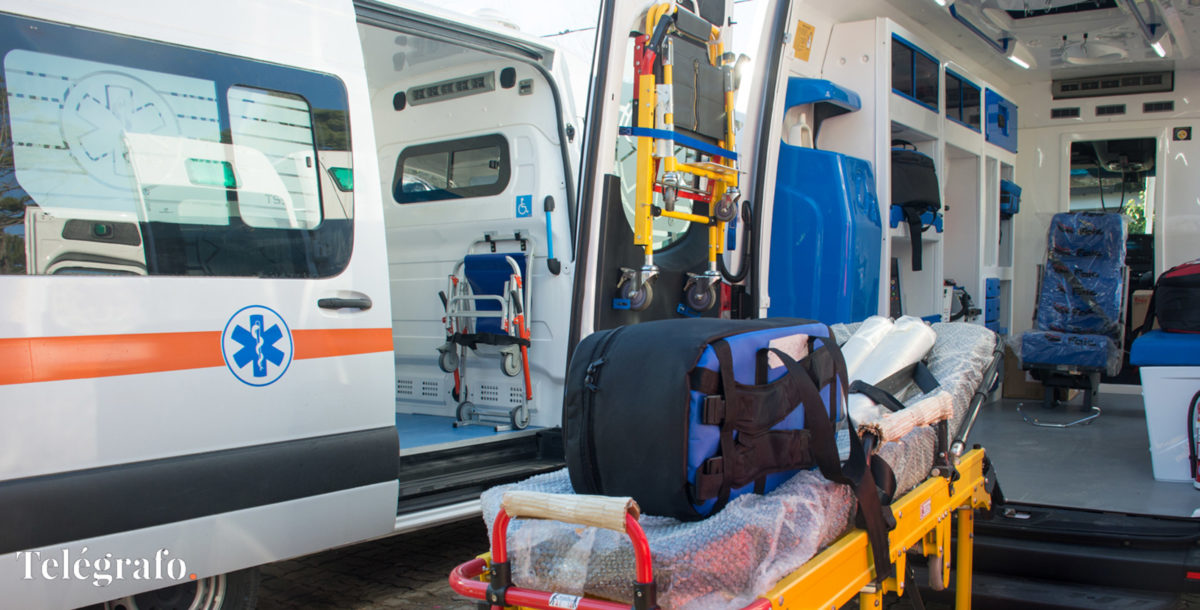Kicillof entregó una ambulancia en Dolores y distribuyó escrituras gratuitas