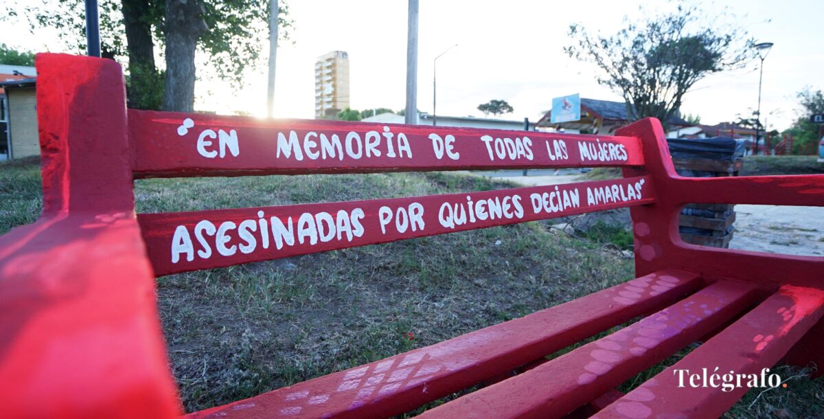 Banco rojo en Mar de Ajó: arte y prevención contra la violencia machista