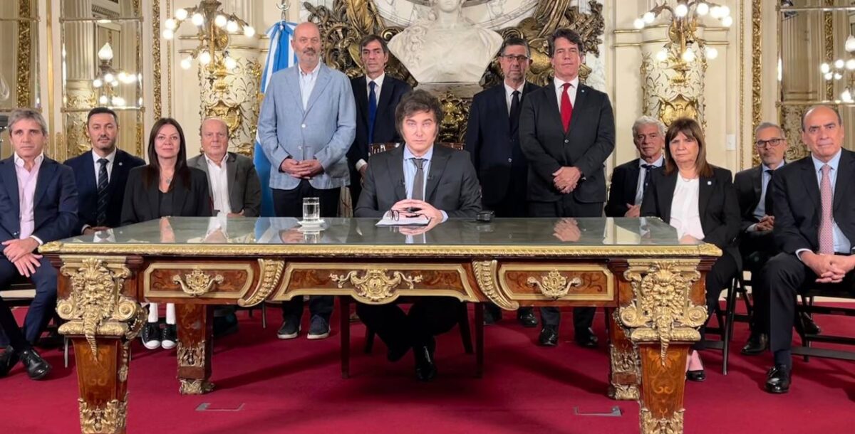 Milei presentó un decreto de 366 artículos para desregular la economía