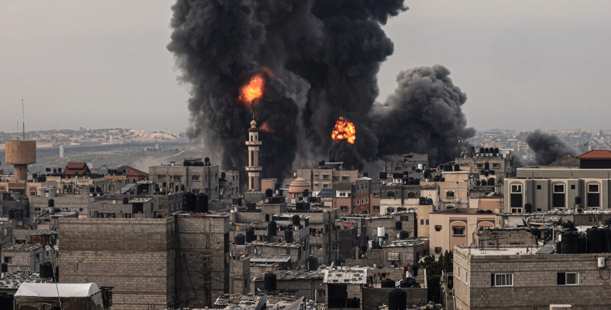 Irán acusa a Israel de un ataque mortal en Siria y el conflicto en Gaza se amplifica