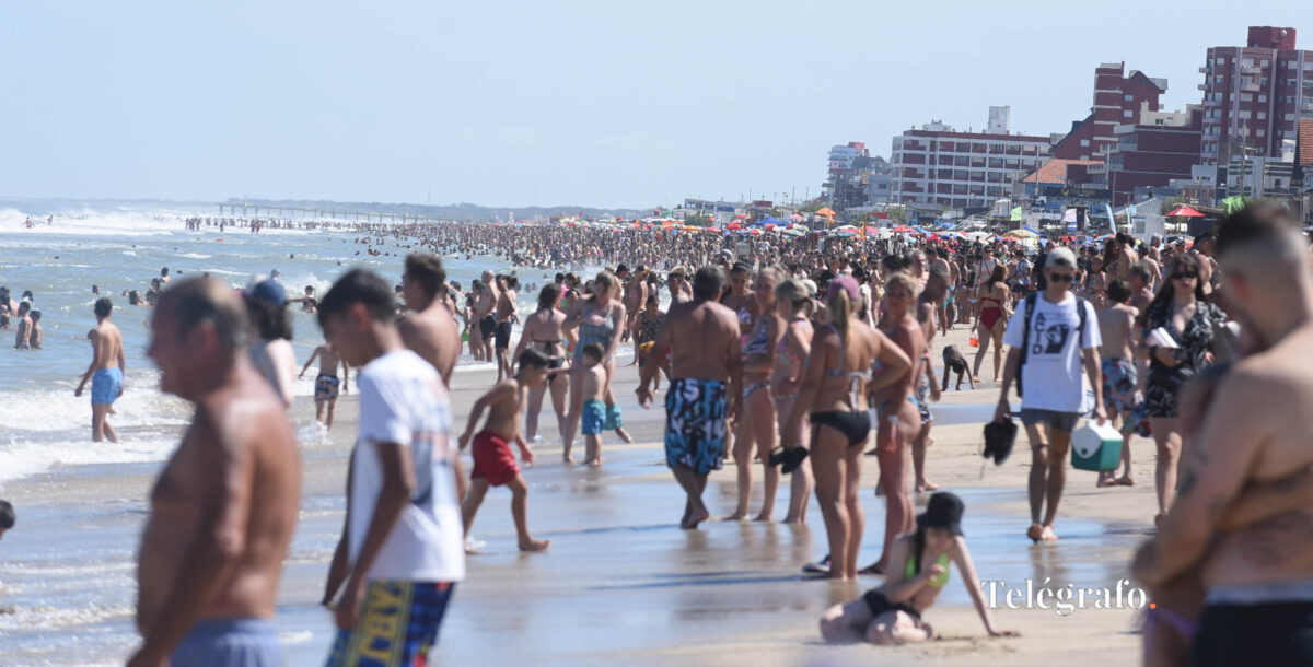 Verano, calor, sal y sol: días de playa en la costa atlántica en el cambio de año