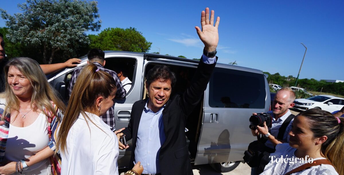 Kicillof en Dolores: entregó escrituras, una ambulancia y acordó financiamiento en salud