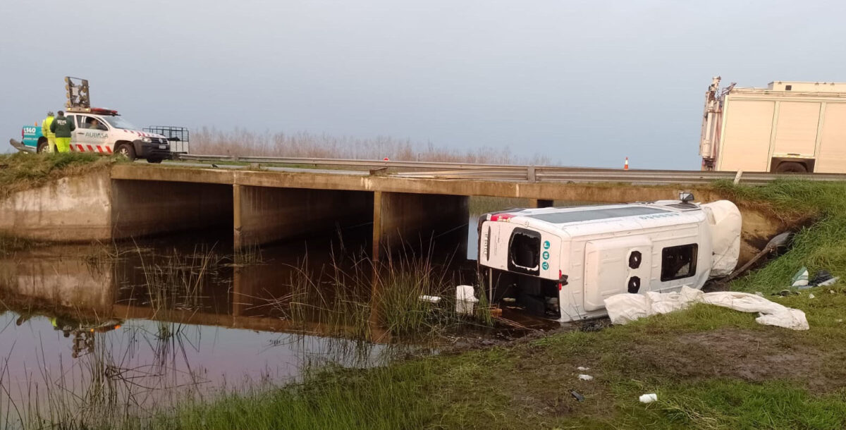 Despiste y vuelco de una combi en ruta 2: hay cuatro personas graves