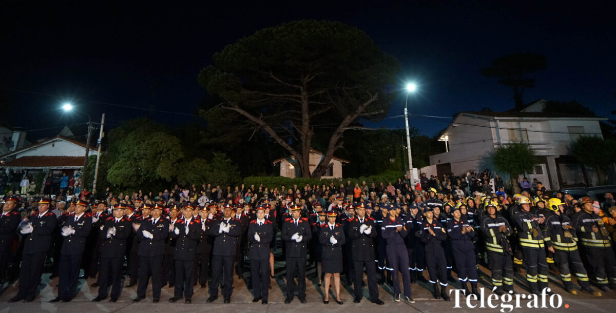 Postales del emotivo acto en Villa Gesell por el 55° aniversario de los bomberos
