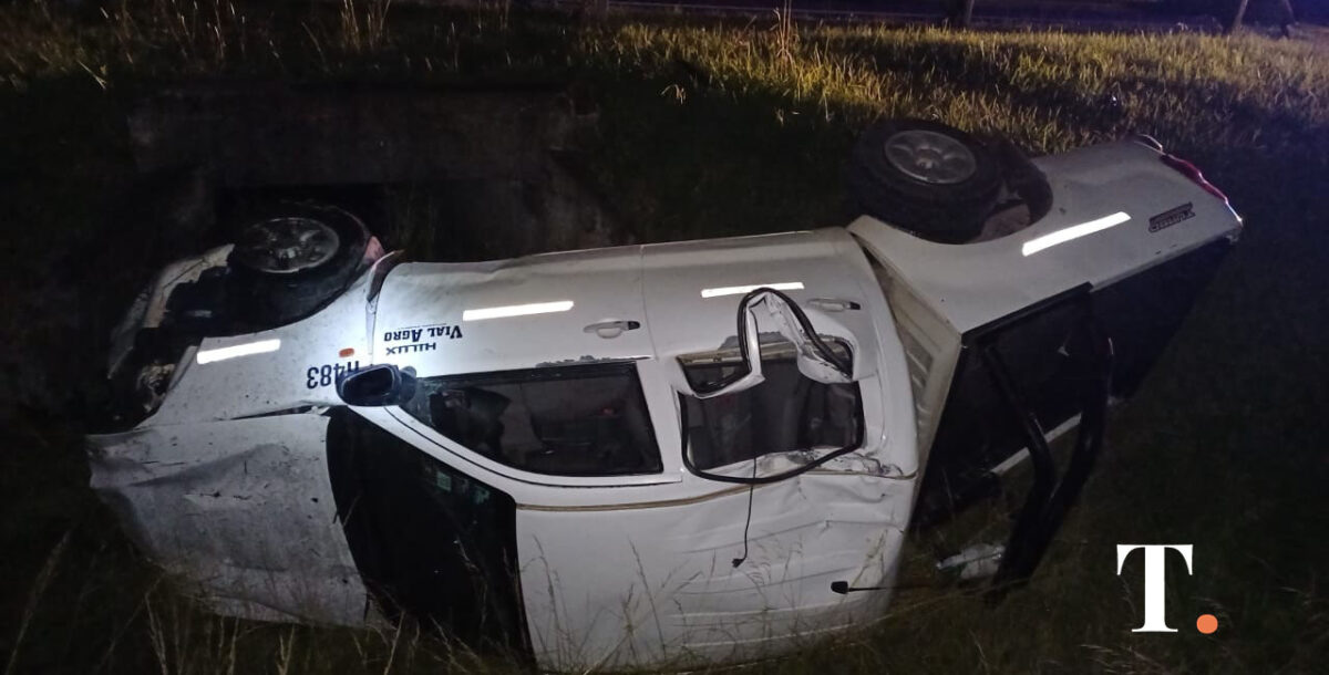 Volcó en ruta 11 frente a Mar de Cobo y dejó la 4×4 de la empresa abandonada