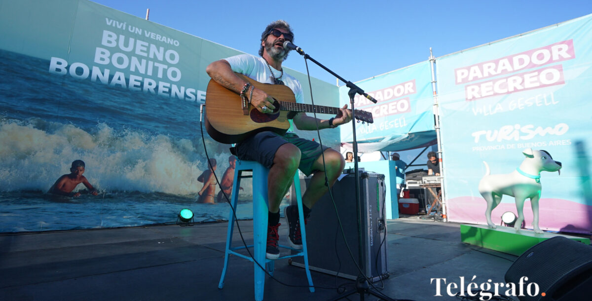 Iván Noble le puso música a la tarde de verano en Villa Gesell