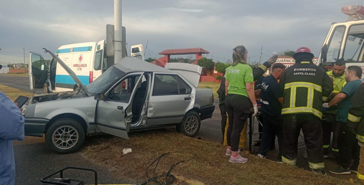 Chocó contra una luminaria en ruta 11 y debió ser rescatado del interior del auto