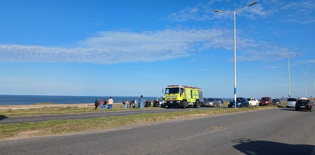 Vuelco en ruta 11 dejó a una mujer en grave estado y un menor herido