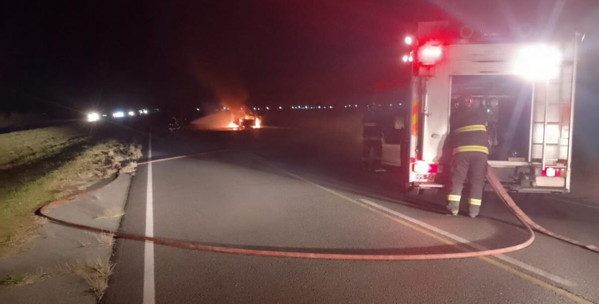 A poca distancia y en 30 minutos, dos autos se prendieron fuego en ruta 11