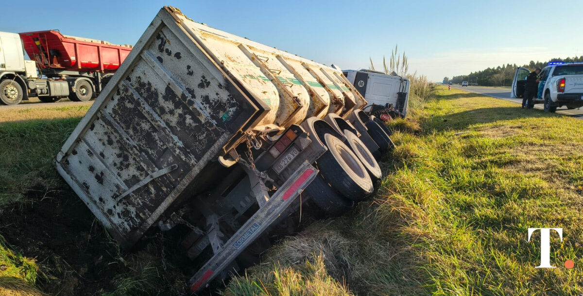 Un camión con acoplado despistó en ruta 11 y terminó dentro de una zanja