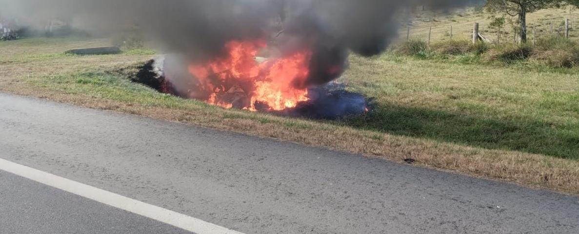 Un hombre y una mujer mueren en ruta 2 al despistar y chocar con una alcantarilla