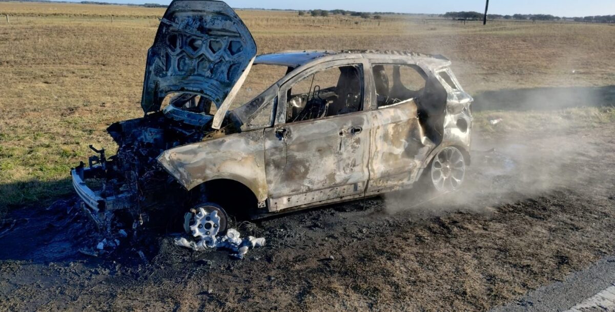 Se le prendió fuego el auto en ruta 11 y los daños fueron totales