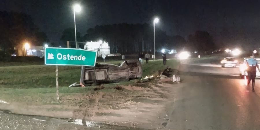 Volcó con un vehículo de carga en ruta 11 en la zona de ingreso a Ostende