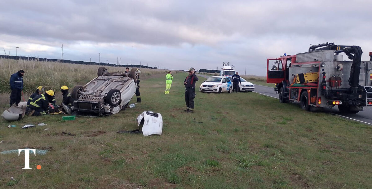 Despiste y vuelco en ruta 11: trasladan a una mujer al hospital de Mar de Ajó