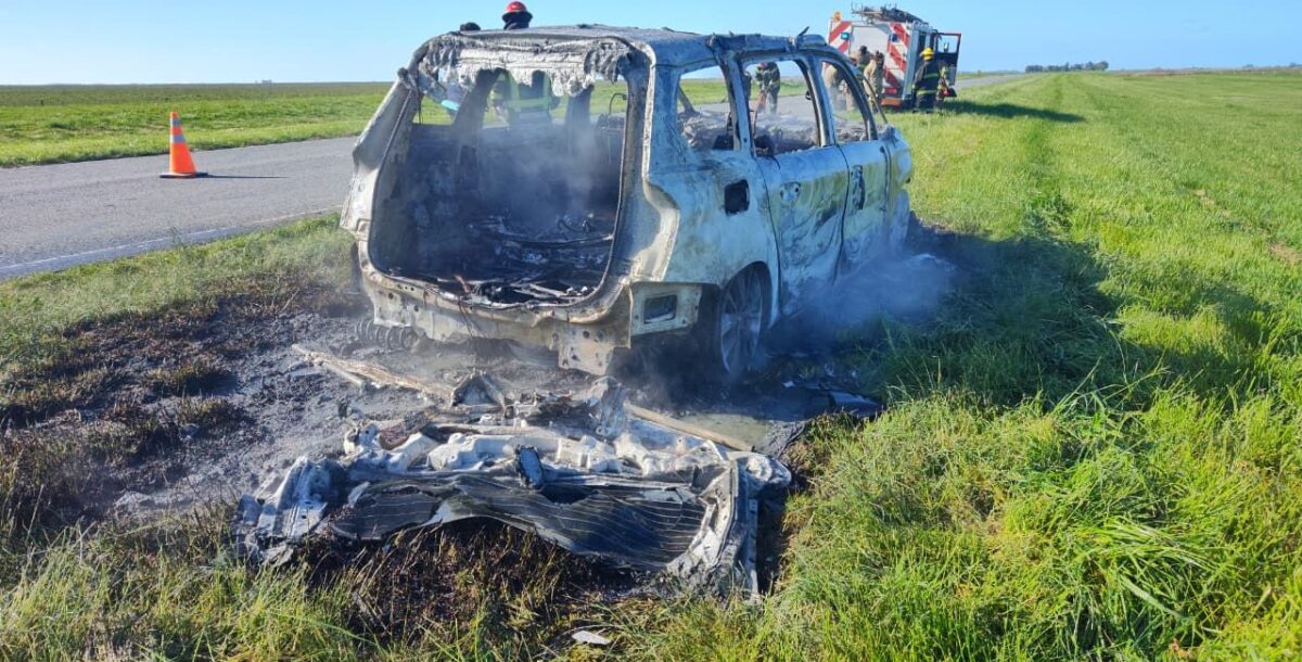 Incendio total de un auto en ruta 56: el conductor salió ileso