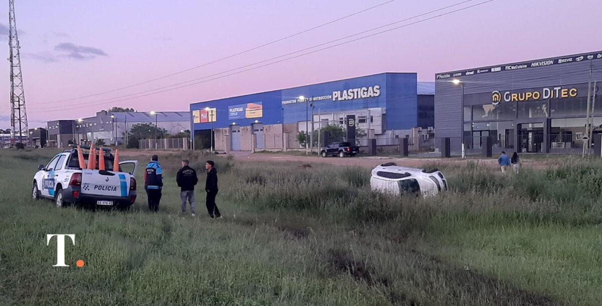Perdió el control en ruta 11, se salió del asfalto y protagonizó un tremendo vuelco