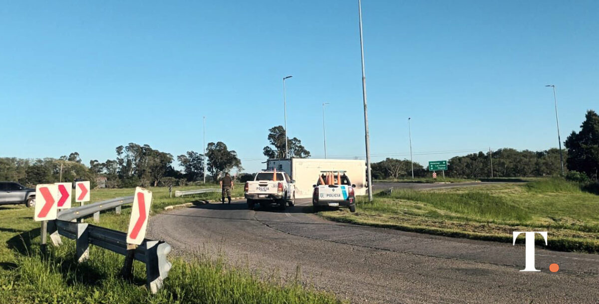 Tras maniobrar en una rotonda de ruta 74 un camión volcó la caja térmica