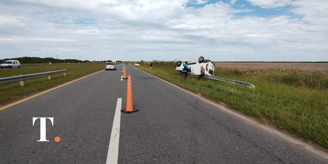 Perdió el control en ruta 74 y protagonizó un despiste seguido de vuelco