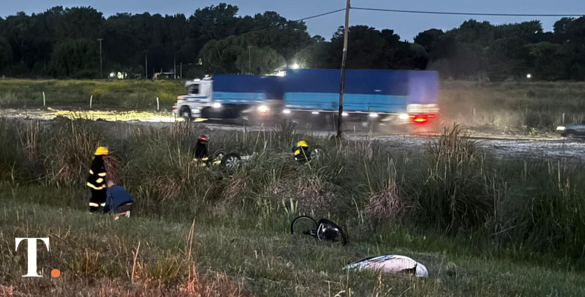 Trágico siniestro en ruta 11: embistió al conductor de una bicimoto y luego volcó