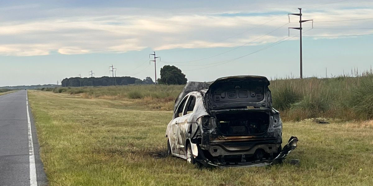 Se le prendió fuego el auto en ruta 11 y la destrucción fue total
