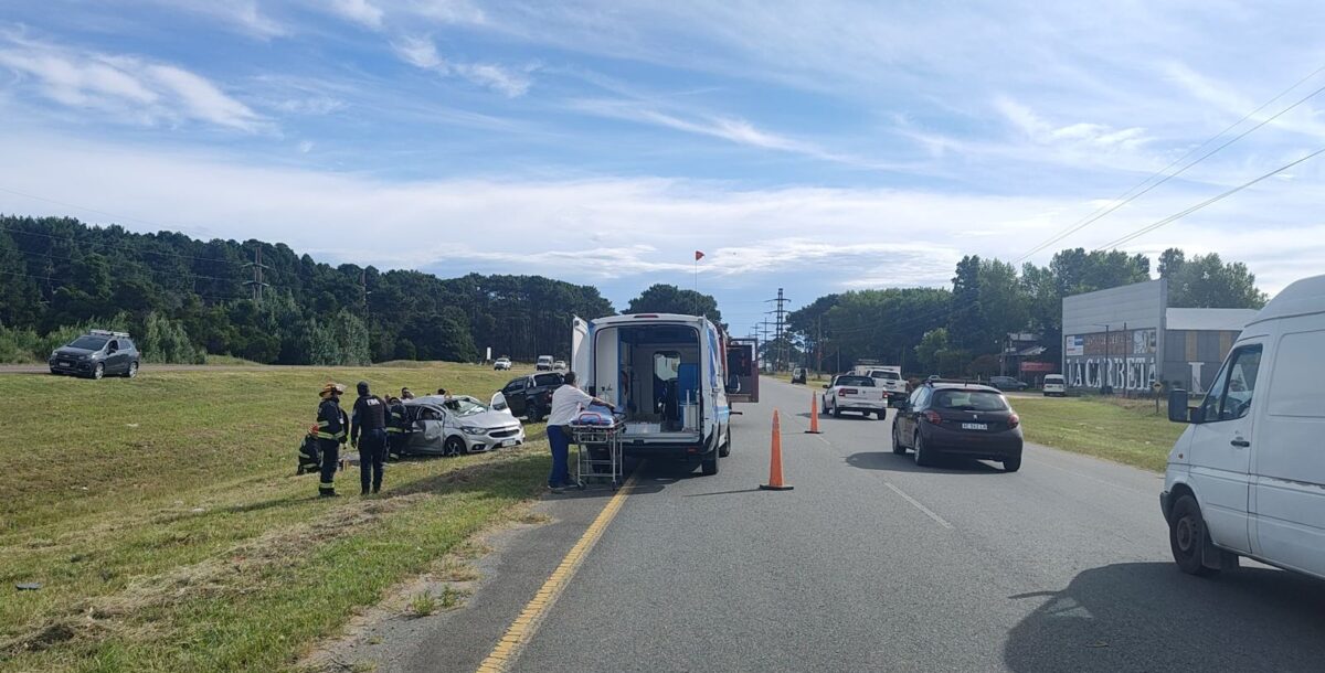 Despiste y vuelco en ruta 11: una mujer sufrió la fractura de un brazo