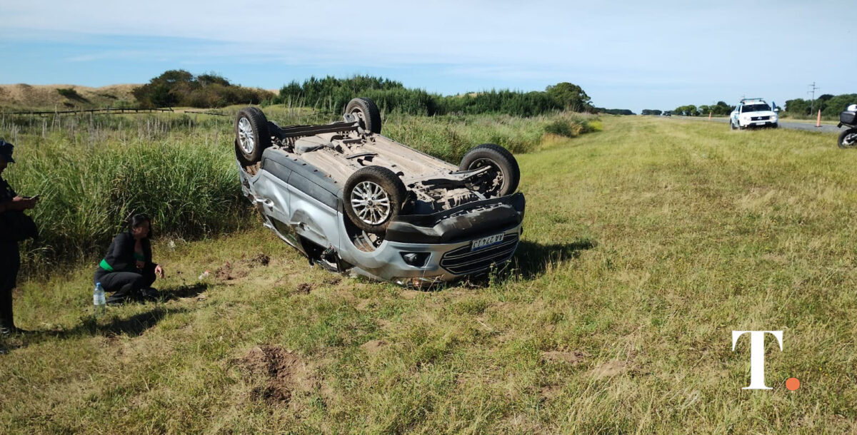 Vuelco en ruta 11: se distrajo, perdió el control del auto y despistó