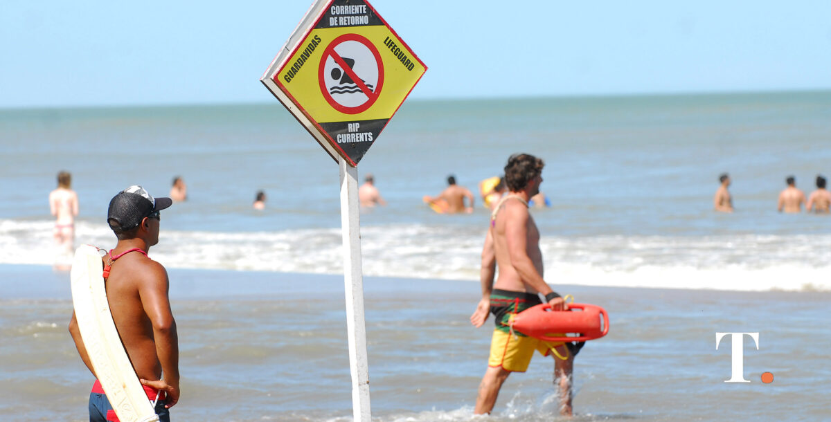 Guardavidas con motos de agua salvan a un hombre arrastrado por la corriente